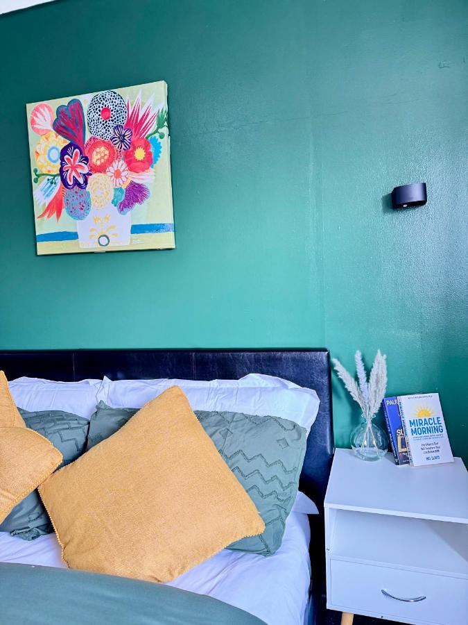 OG Premium Stay - Stylish 1-Bedroom Apartment with Sofa Bed, Netflix, Wi-Fi & Free Parking - Near Hospital & Central Location - Chambres d’hôtes Peterborough