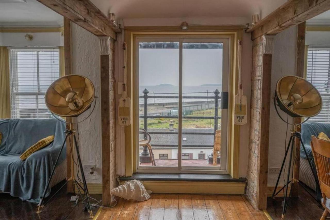 Quirky Apt - Sleeps 6 - Coastal Area - Parking - B&B