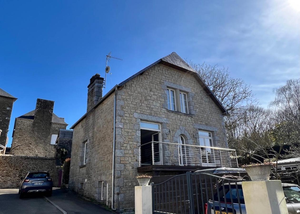 La Maison Rose at Lyvet Port is a beautiful Pet Friendly Riverside Gite close to Dinan Sleeps 6 - B&B
