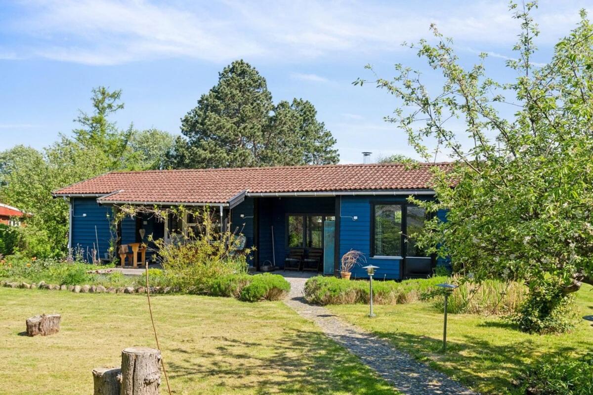 House with lovely garden and close to water with Shelter - B&B