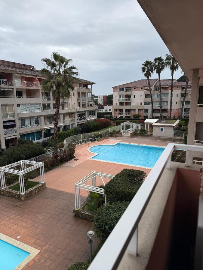 Dernier étage avec garage, piscines et tennis - B&B