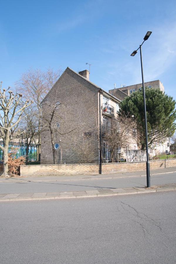 Stunning 4 bedroom Apartment in Swiss Cottage Sleeps 10 - B&B