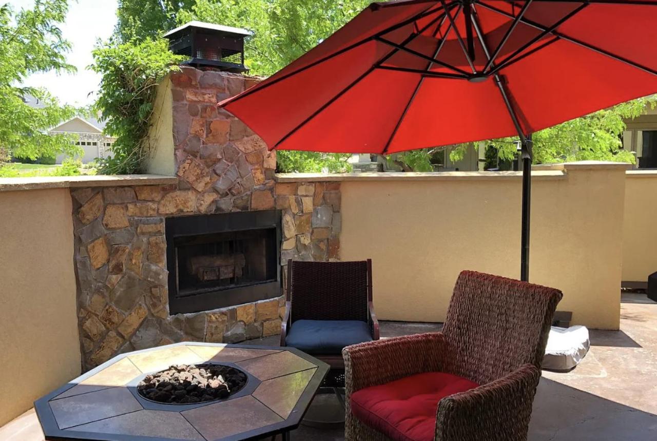 The Fireside Retreat - 6 BD, Sauna, Home Theater - Bed and Breakfast