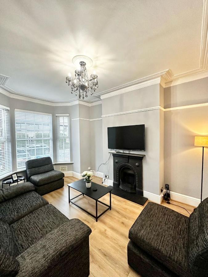 Large 5-Bedroom House in Salford-Free Parking-Sleeps 10 - Chambres d'hôtes Manchester