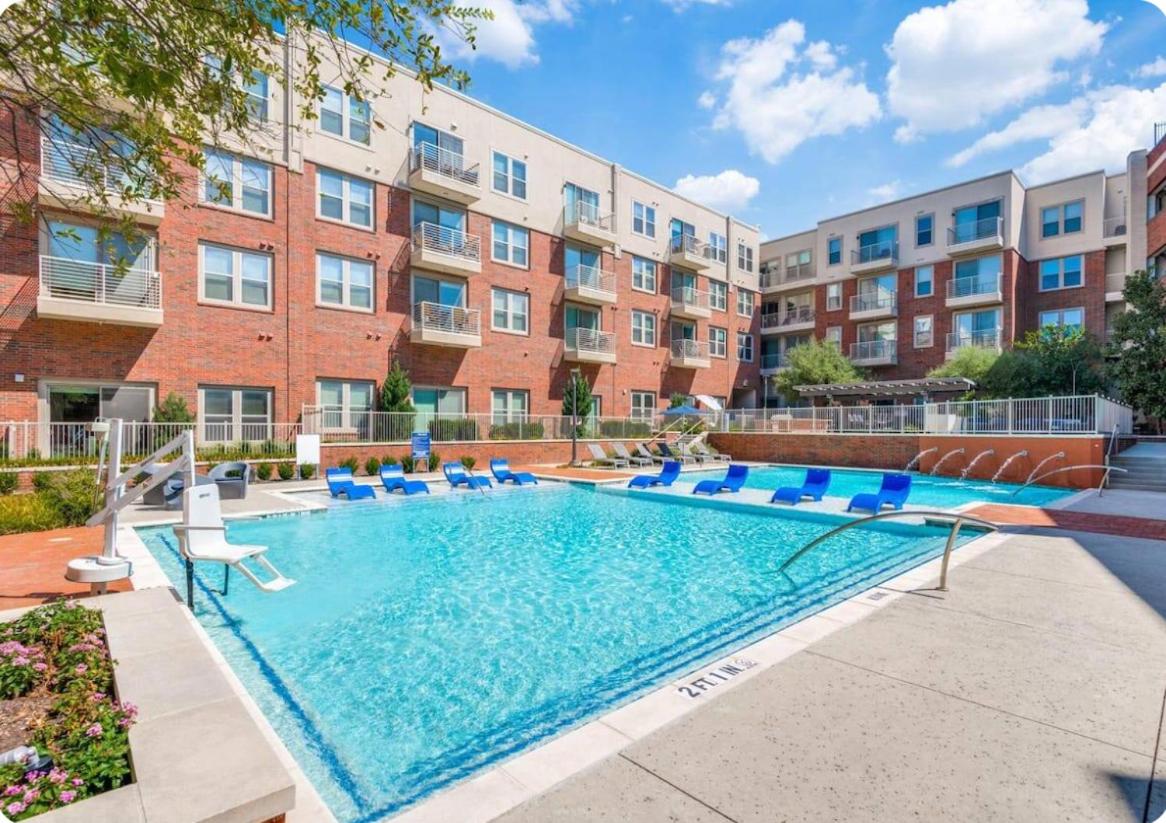 Stylish 1BR Retreat with Pool & Gym - B&B