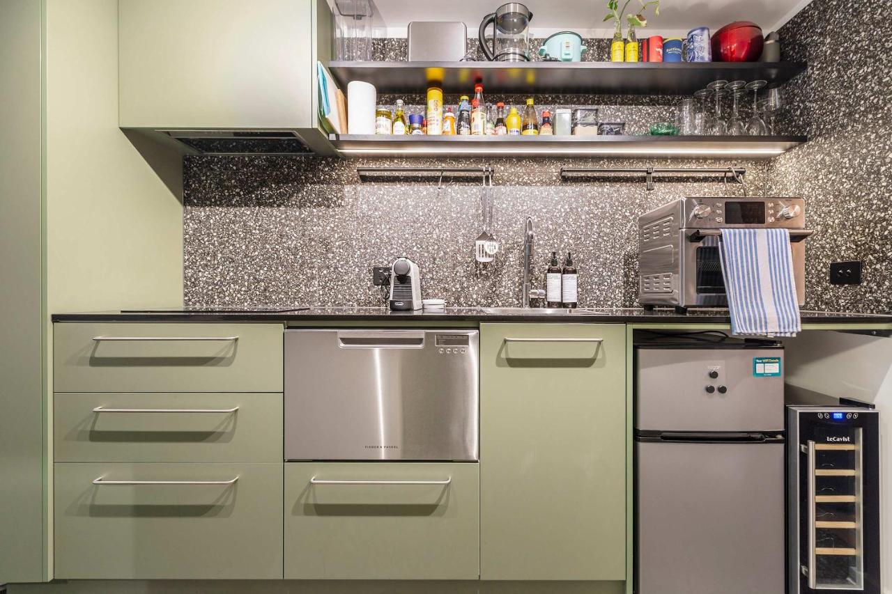 Stylish studio apartment opposite Carlton Gardens - B&B Melbourne
