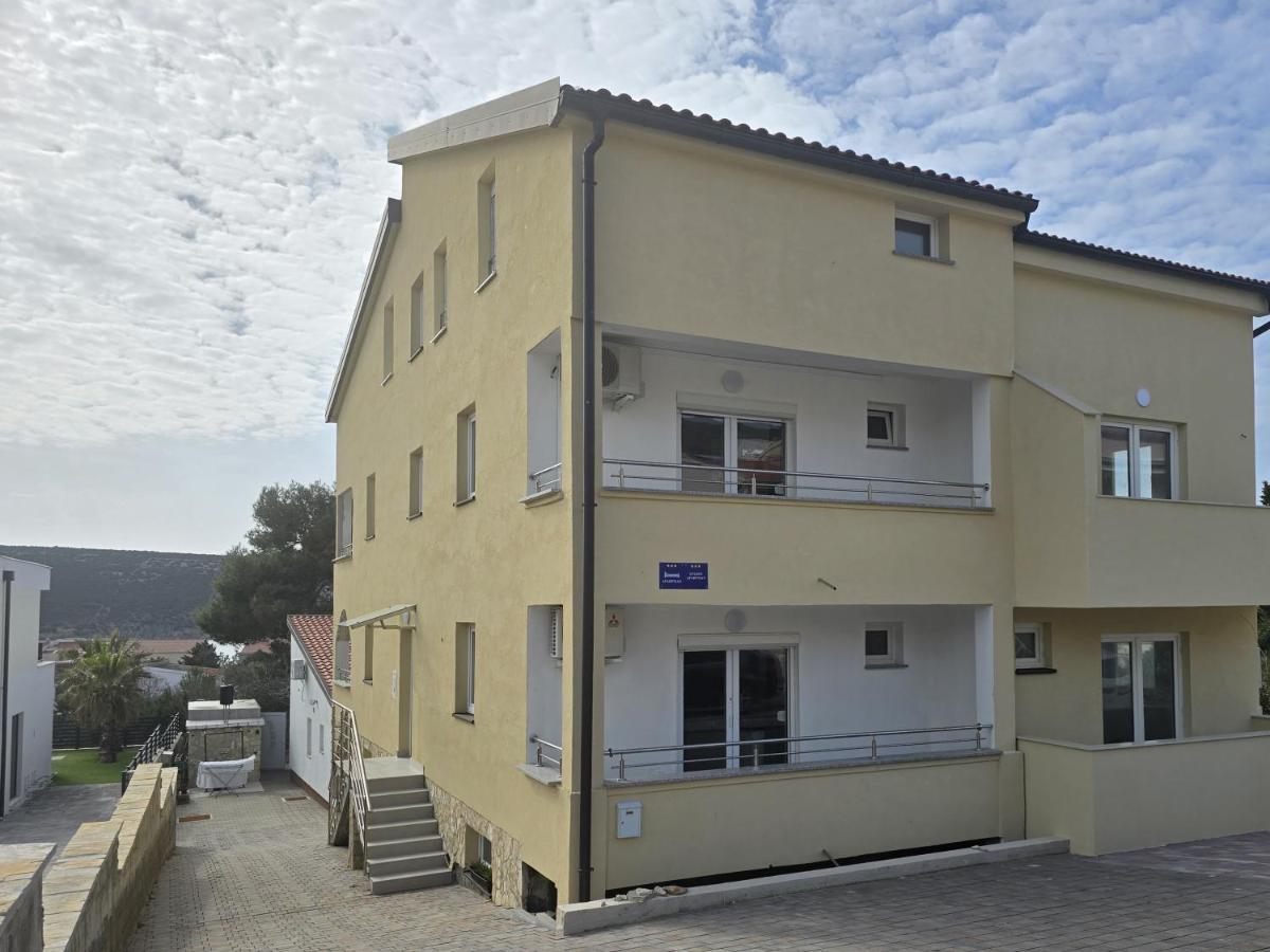 Apartments ANTONIA - S. Novalja - B&B