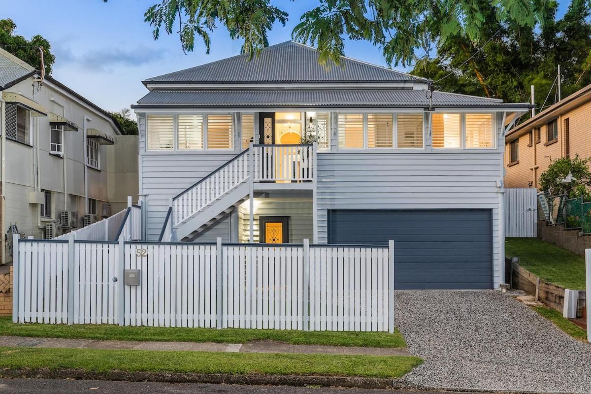 Luxury Queenslander Awaits! Sleeps 8, 3 car parks - B&B Brisbane