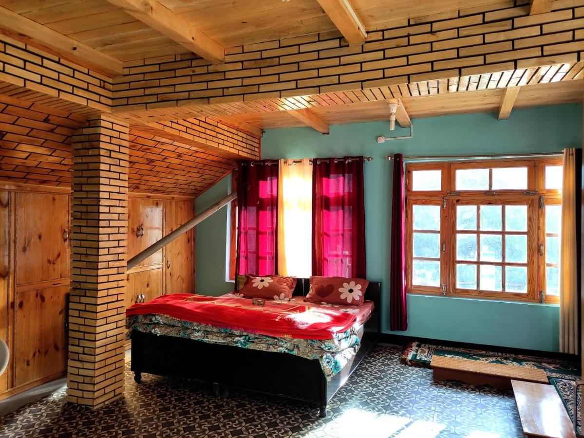 Zimmer mit Kingsize-Bett und Bergblick