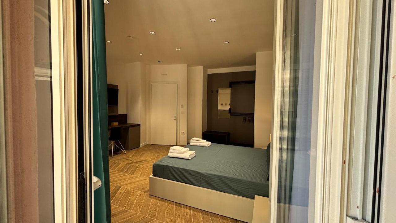 Deluxe Double Room with Side Sea View