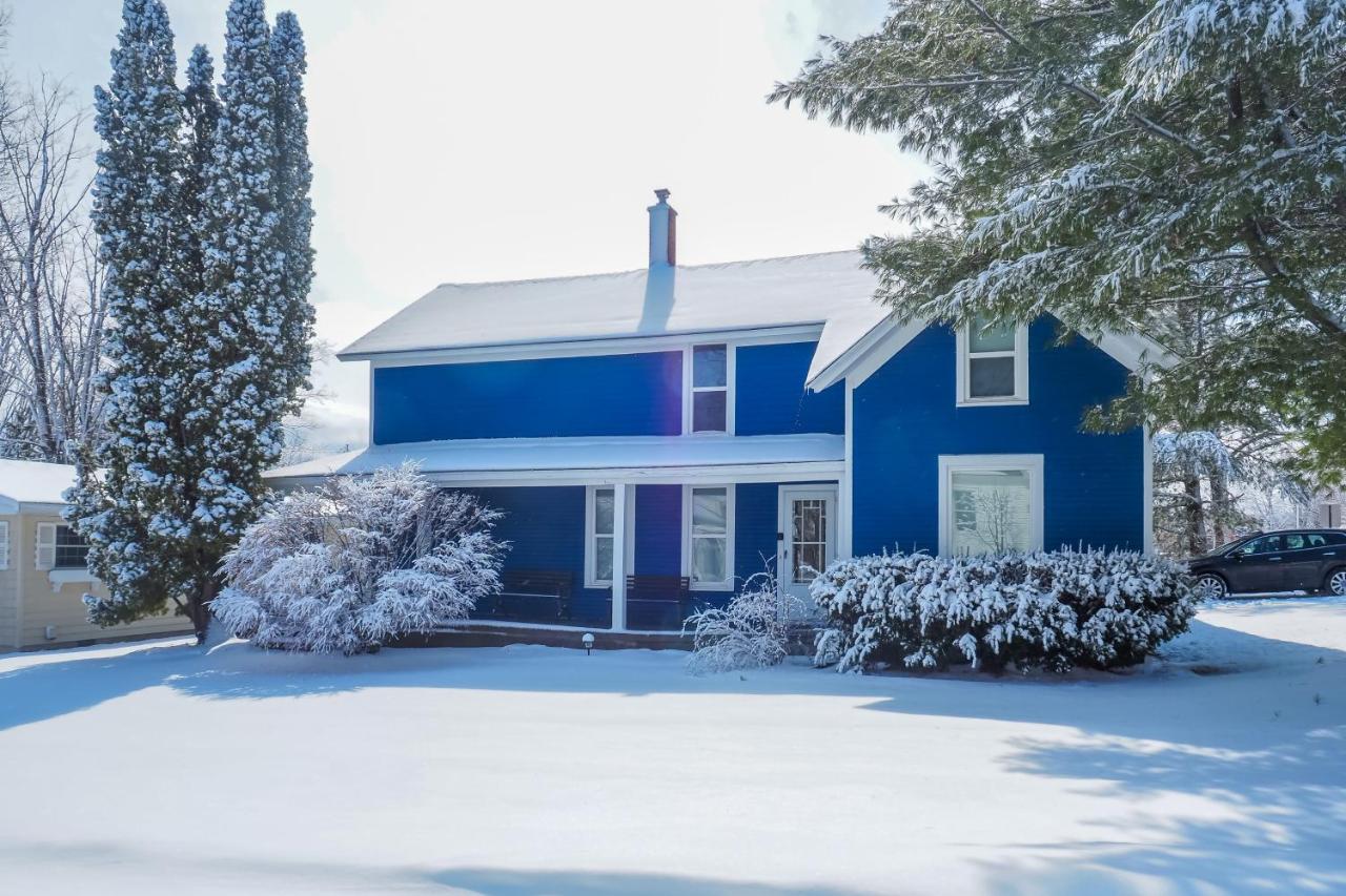 Steps to Dtwn! Suttons Bay Retreat Near Wine Trail - B&B Suttons Bay