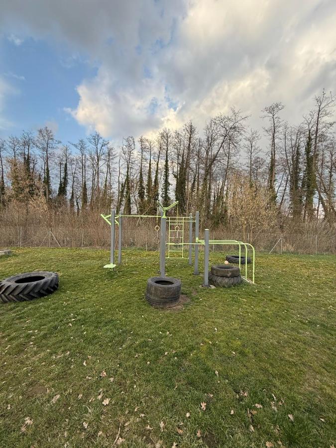 Apartmán u sportovního areálu a koupaliště - Chambres d'hôtes Vrbovec