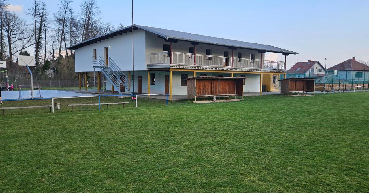 Apartmán u sportovního areálu a koupaliště - Chambres d'hôtes Vrbovec