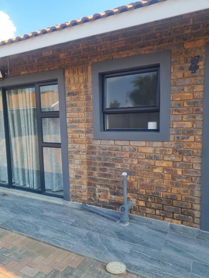 Lukhanyo Guest House - B&B