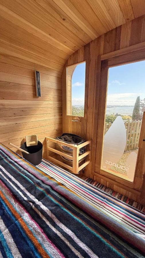 Luxury Retreat with Ocean Views, Sauna & Plunge - B&B Christchurch