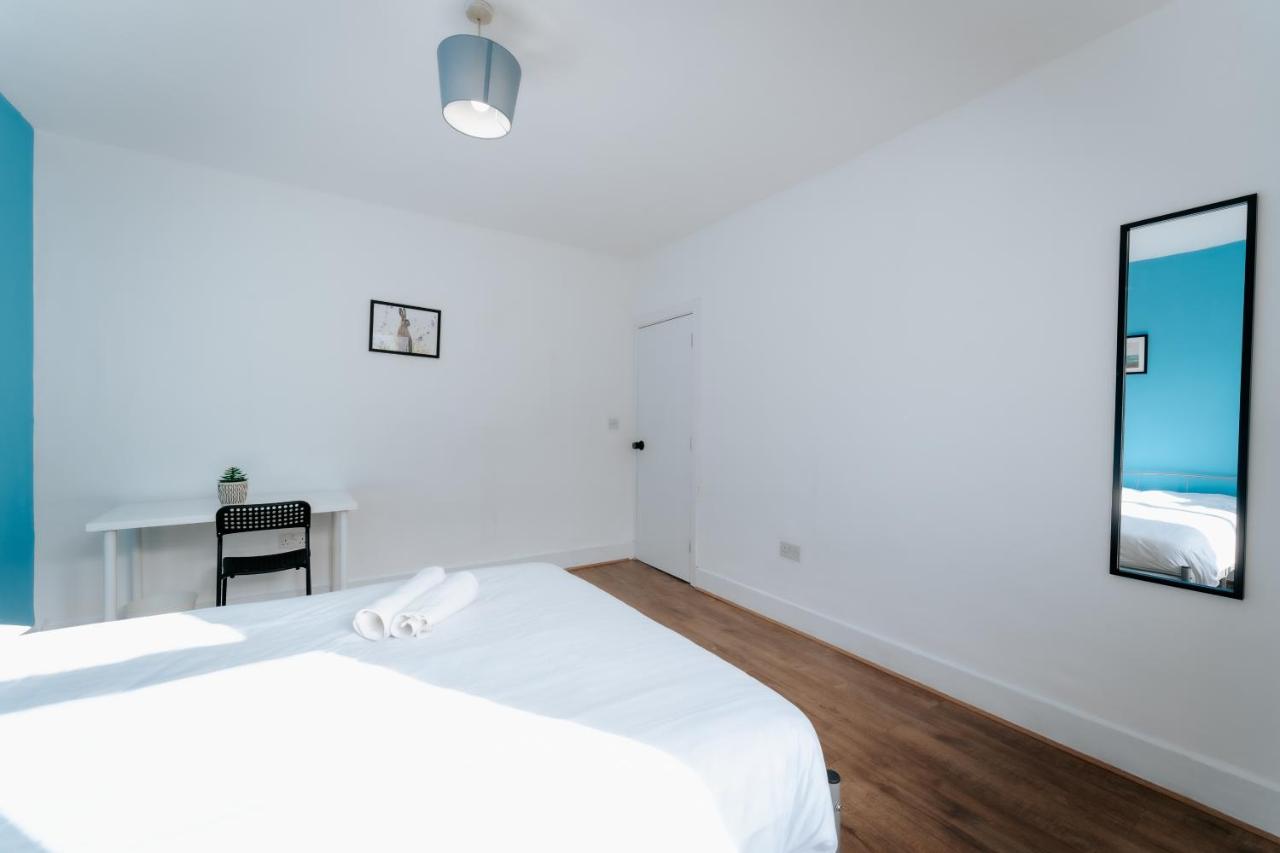 Camera Matrimoniale con Bagno in Comune 