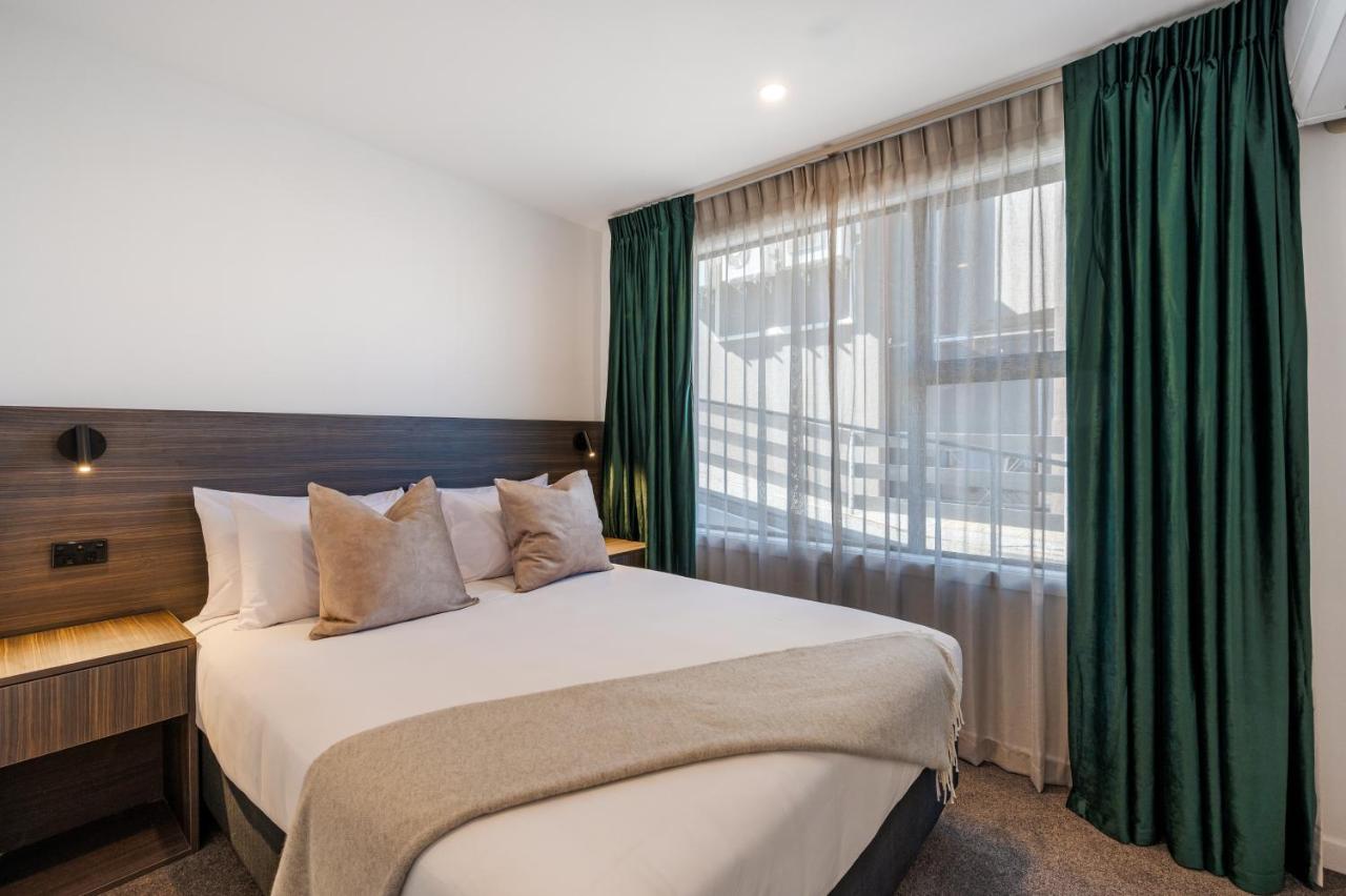 Luxe One Bedroom Suite 