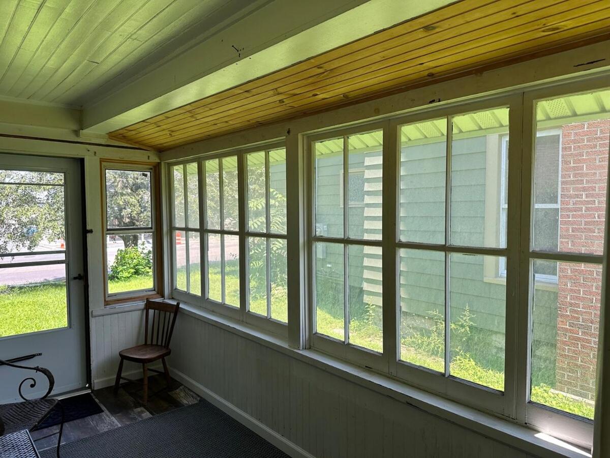 Comfy Classic Cute Apartment - B&B Watertown