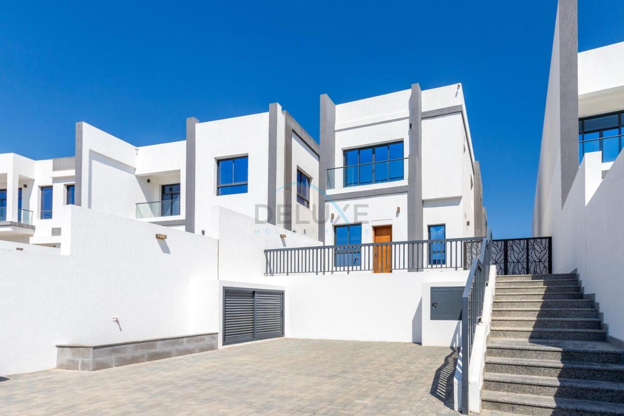 Sea-Facing 4BR Villa with Two Assistant Room, Heated Pool and Barbecue Space, Al Dana Island, Fujairah by Deluxe Holiday Homes - Ferienwohnung Fudschaira