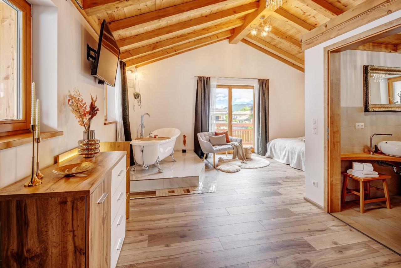 Landhaus Trinis - Gästezimmer - Bad - Bett - Kleine Kaffee - Tee-Theke mit Kühlschrank - Parkplatz - Chambres d’hôtes