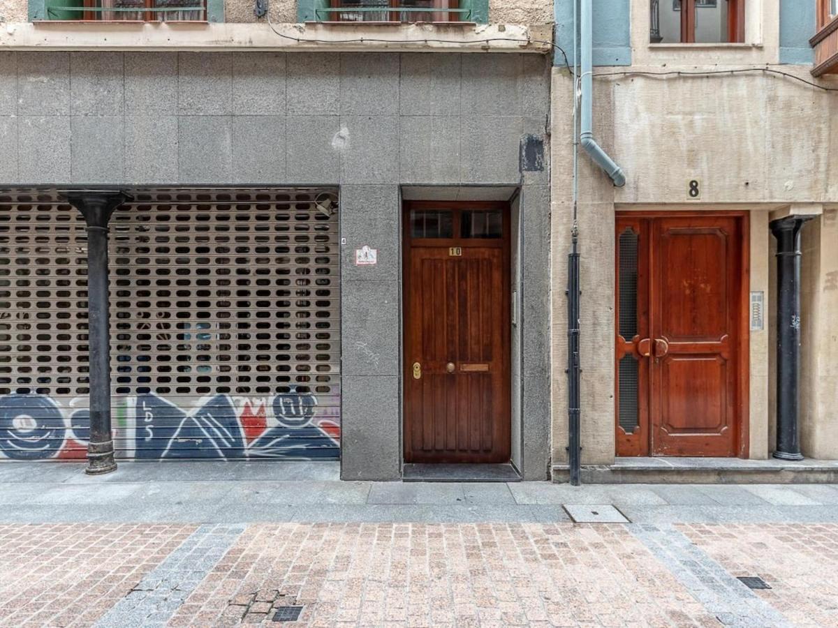 Aston - Bilbao Mercado de la Rivera in Casco Viejo - B&B Bilbao
