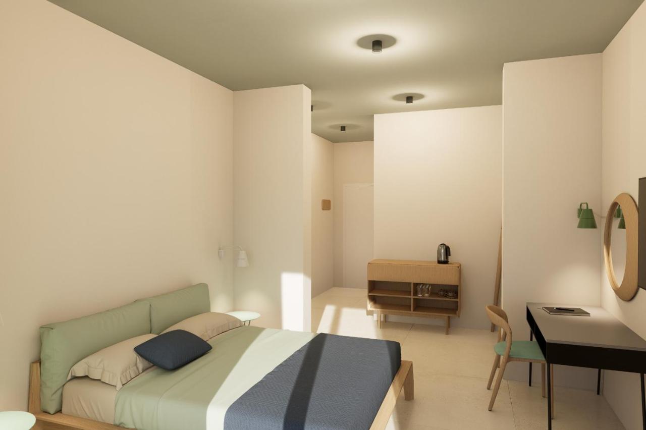 Habitación con cama grande y balcón