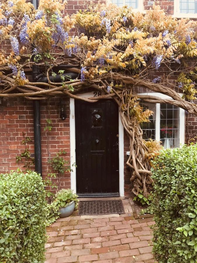 Wisteria Cottage - B&B