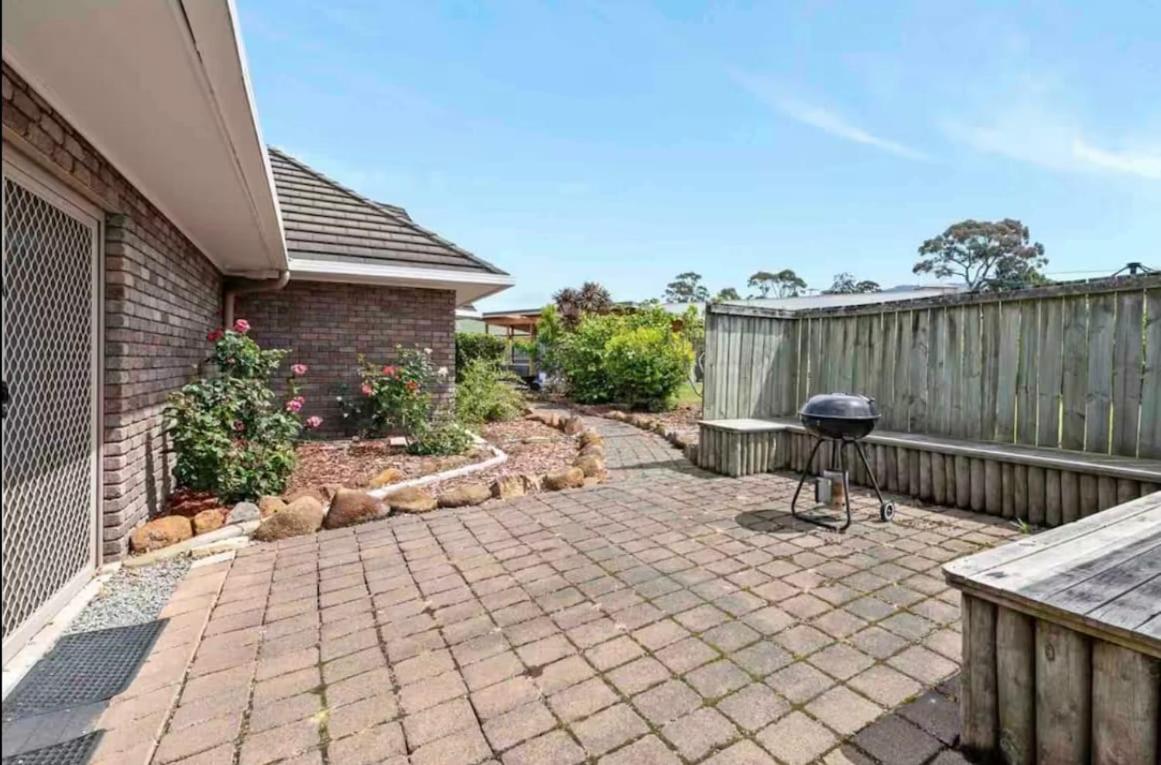 Modern retreat- private entrance - free parking - B&B Kingston