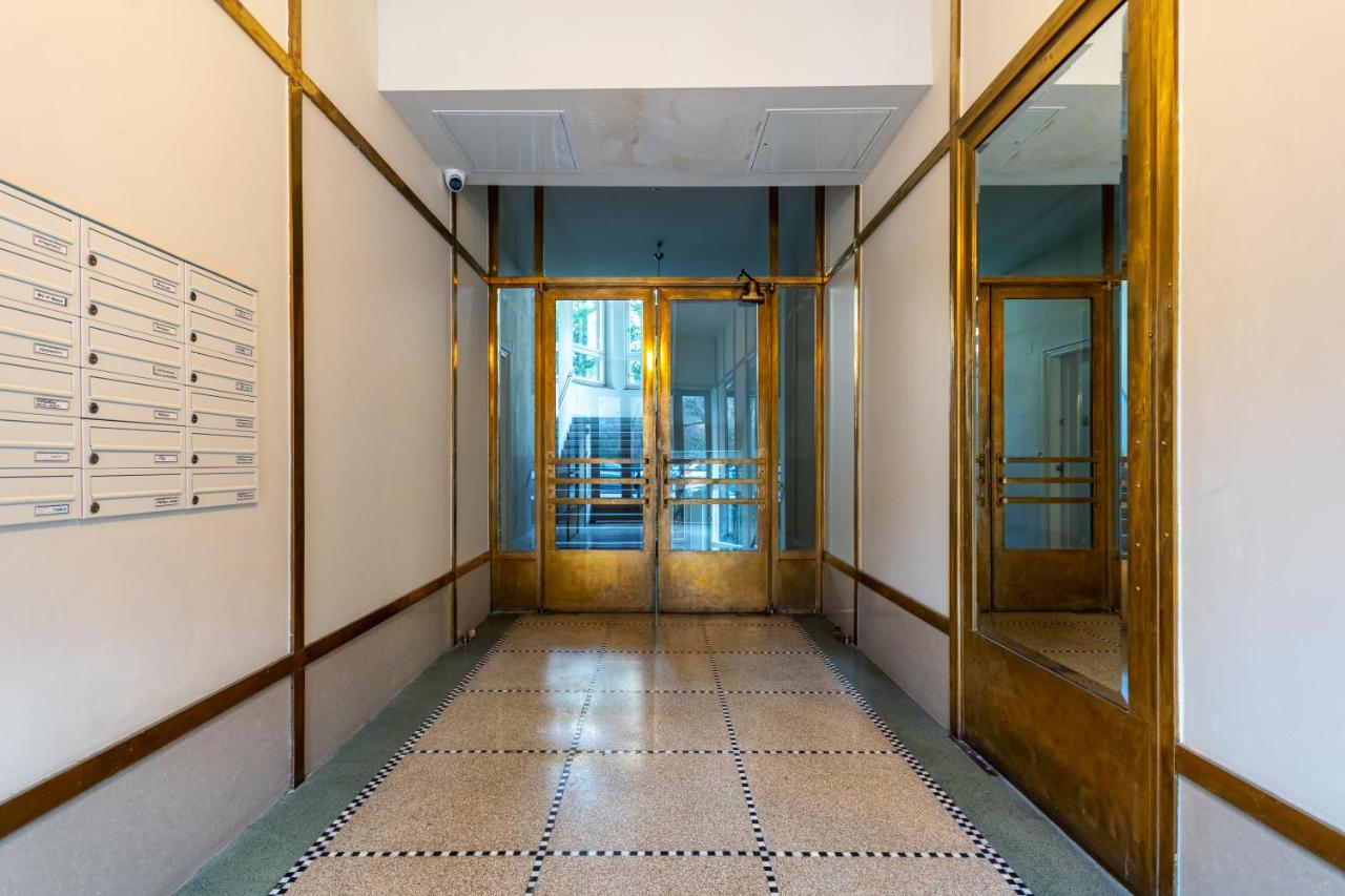 Charles Bridge Historic Centre Elegant Spacious Apartment - Bed and Breakfast Praag