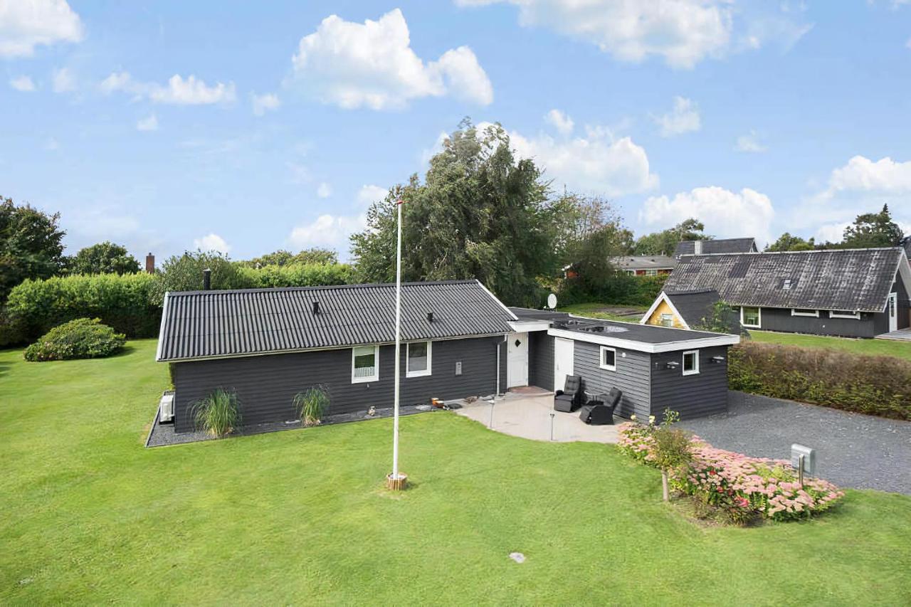 Cottage Close To The Beach, - Ferienwohnung