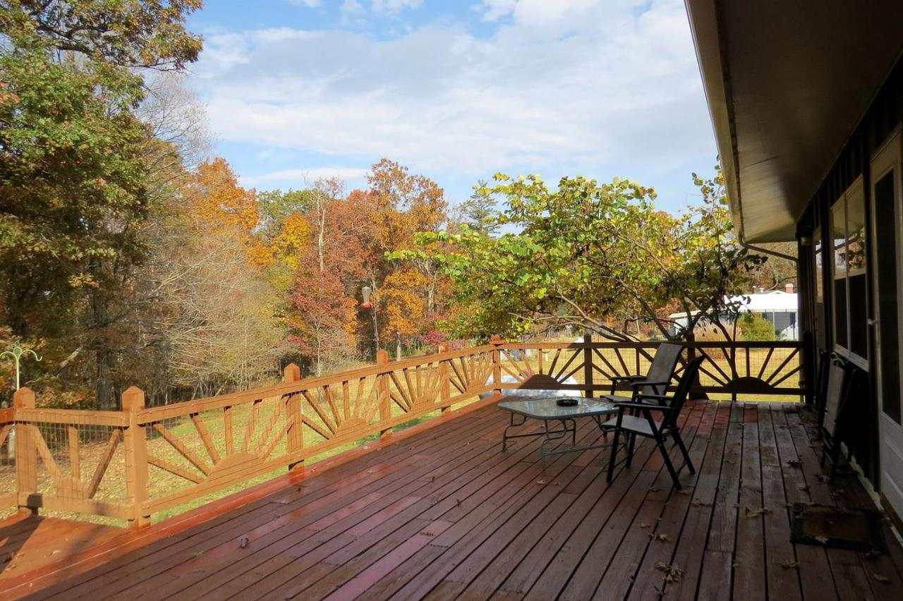 Rustic Cabin Rental with a Wood-Burning Stove near Meramec State Park, Missouri - B&B
