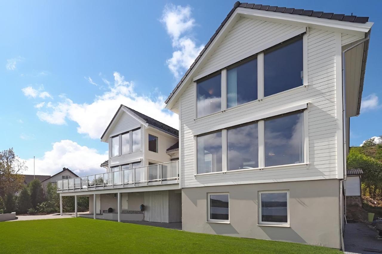 Beachfront Villa with Jacuzzi, Cinema & Canoe - B&B