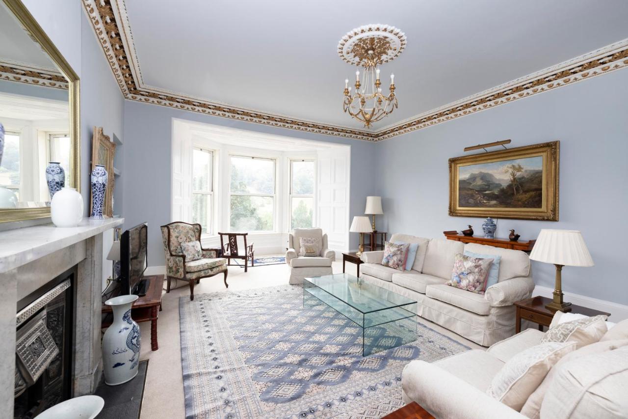 Deluxe 3-bedroom Apartment on Princes Street overlooking Edinburgh Castle - Ferienwohnung