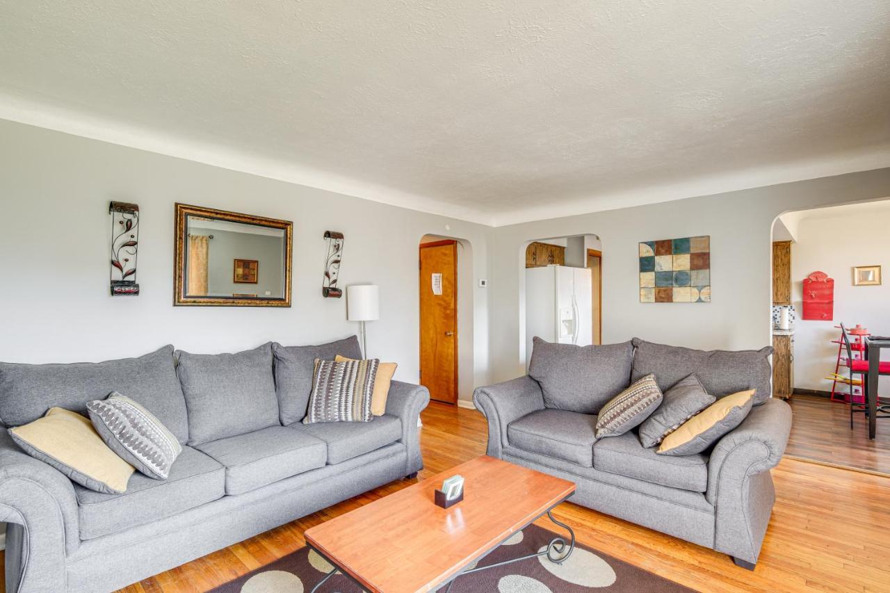 8 Mi to Dtwn Cleveland: Quiet Home w/ Fenced Yard - Chambres d'hôtes Garfield Heights