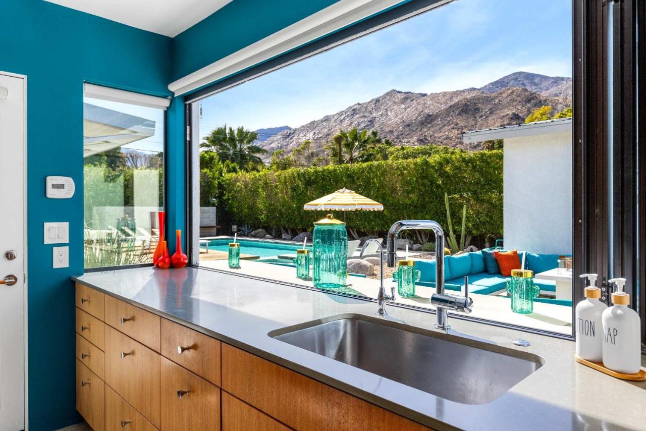 Luxury 4-Bedroom Home with Pool Spa & Stunning Mountain Views - Chambres d'hôtes Palm Springs
