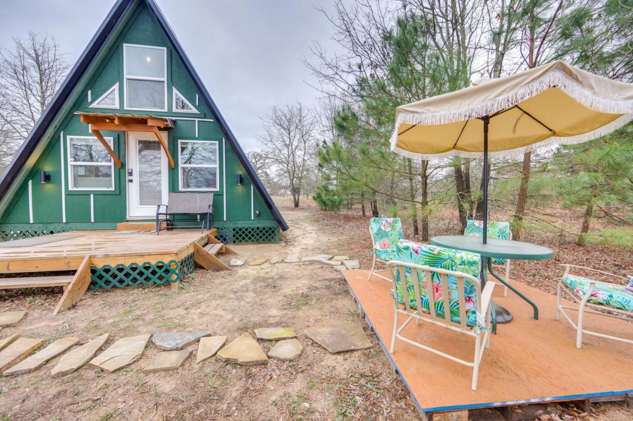 7 Mi to Tyler State Park A-Game Cabin - Chambres d’hôtes