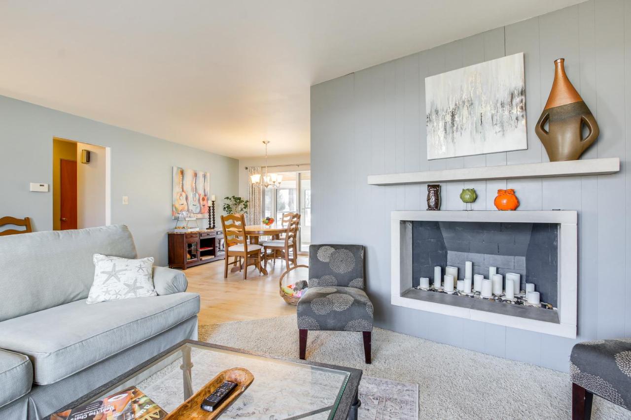 Walk to Lake Family Getaway with Yard in Menasha! - B&B
