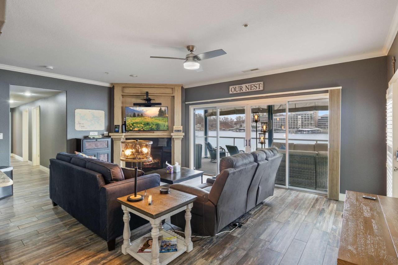 Lakefront 4BR Luxury Sleeps 13 Pool & Hot Tub - B&B Lake Ozark