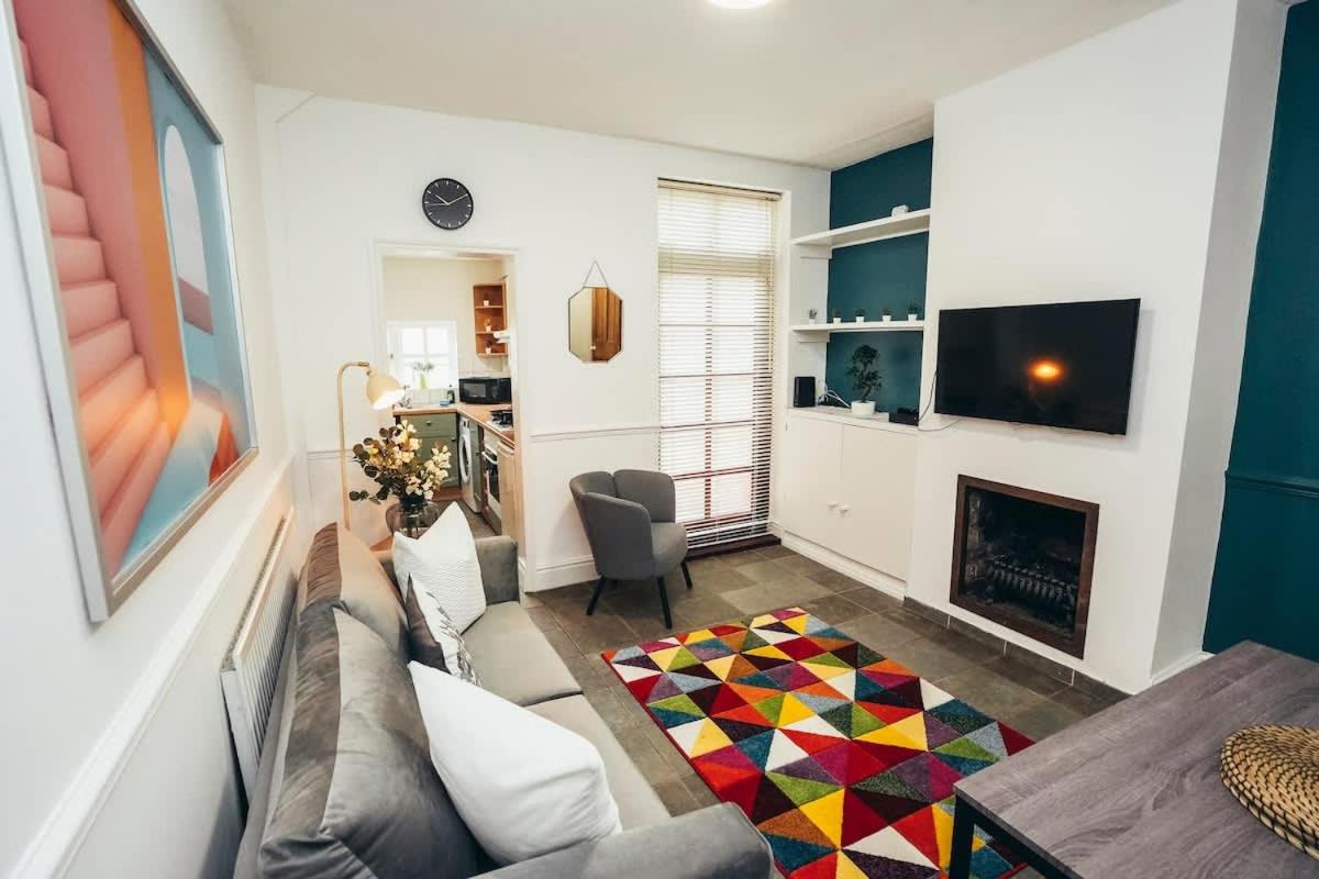 4BR Town House, Self Check In, Parking, By DerBnB - Chambres d’hôtes Derby