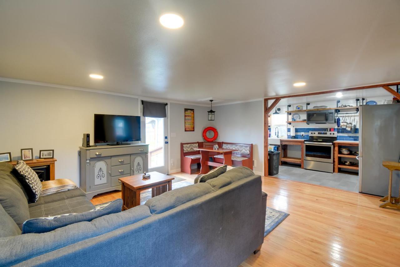 Ocean-Themed Westport Home Bike to Ocean! - B&B