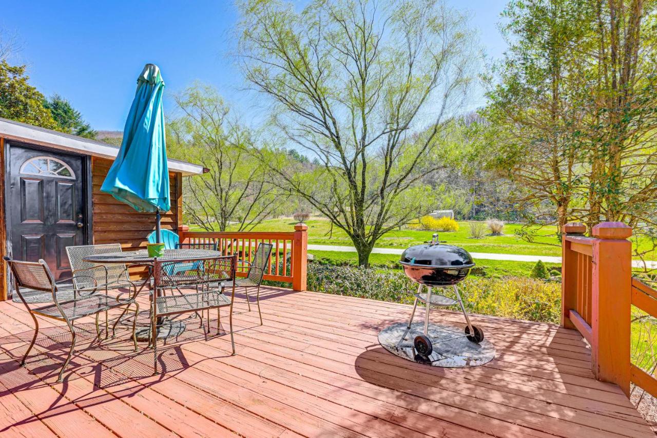 Fire Pit and Decks Creekside Cabin in Robbinsville - Chambres d’hôtes Robbinsville