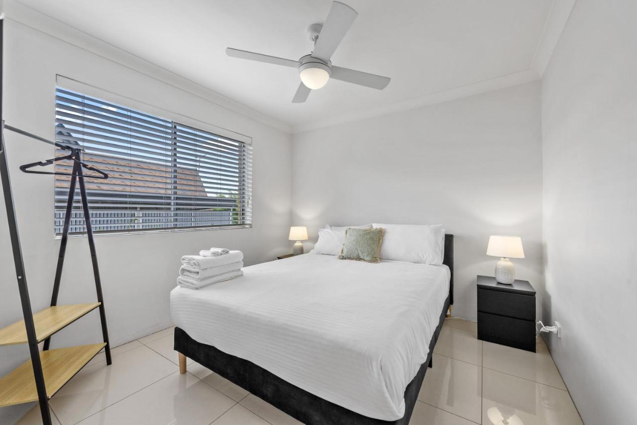 Spacious 2BR Near Gabba & Hospitals with Parking - B&B Brisbane