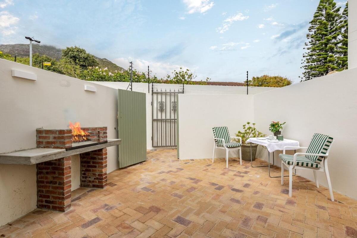 1 Bed Steps away from Beach With BBQ, WiFi & Parking - Chambres d’hôtes Hout Bay