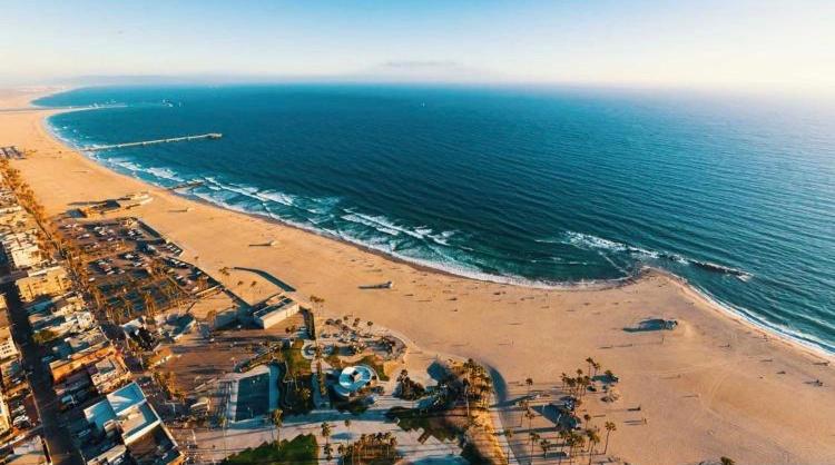 Venice Beach Studio with Large Private Patio Steps to the Beach - B&B