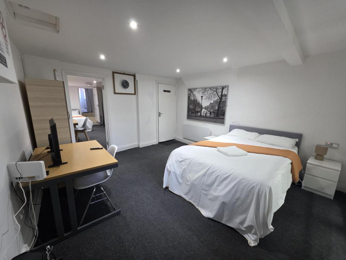 Spacious 3-Bedroom Apartment Near Stratford, 1 Minute From Train Station - B&B