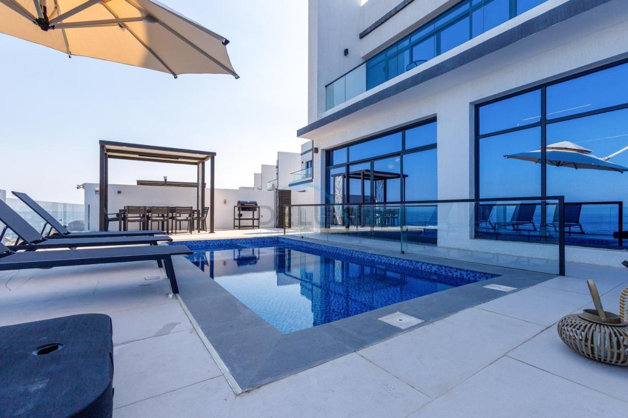 Overlooking Pool, Mountain and Sea 6BR Villa with Two Assistant Room, Heated Pool, BBQ Area, Al Dana Island, Fujairah by Deluxe Holiday Homes - B&B Fujairah