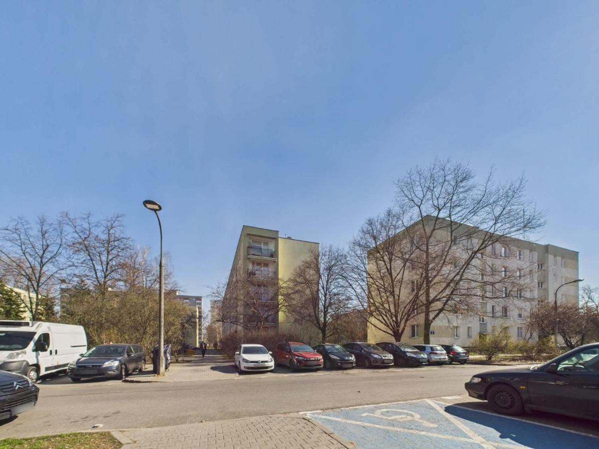Comfortable Studio Close to Metro Station by Noclegi Renters - Chambres d’hôtes