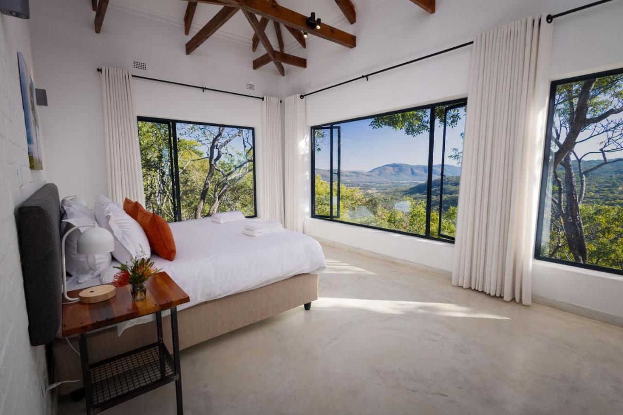 Zimmer mit Kingsize-Bett und Bergblick