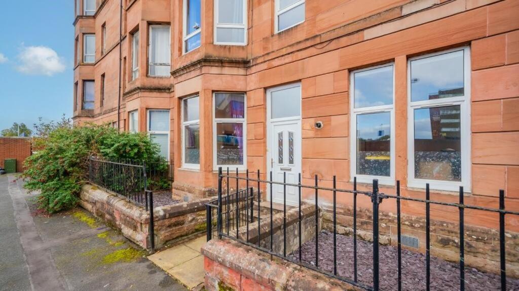 Glasgow City - Large Stylish 2 Bed Flat in Unique Ibrox Location Walking Distance to Subway and Free On-Street Parking - B&B Glasgow