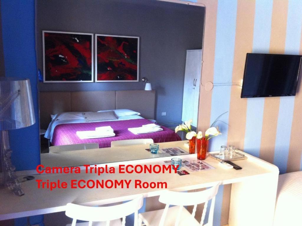 Camera Tripla Economy
